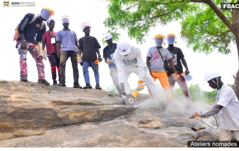 Ateliers Nomades de Charly Djikou en action: Les jeunes de Savè initiés à l’art du granite
