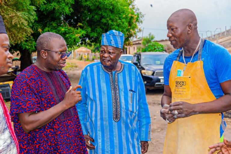 Descente de la nouvelle équipe municipale de Savè à Fiditi : Sidéré par les sculptures emblématiques, Rafiou Challa s&rsquo;engage à soutenir Charly Djikou